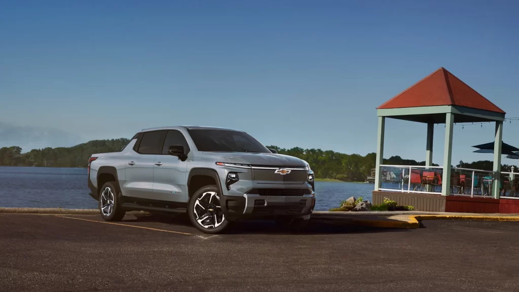 2025 Chevrolet Silverado EV boosts range to 492 miles